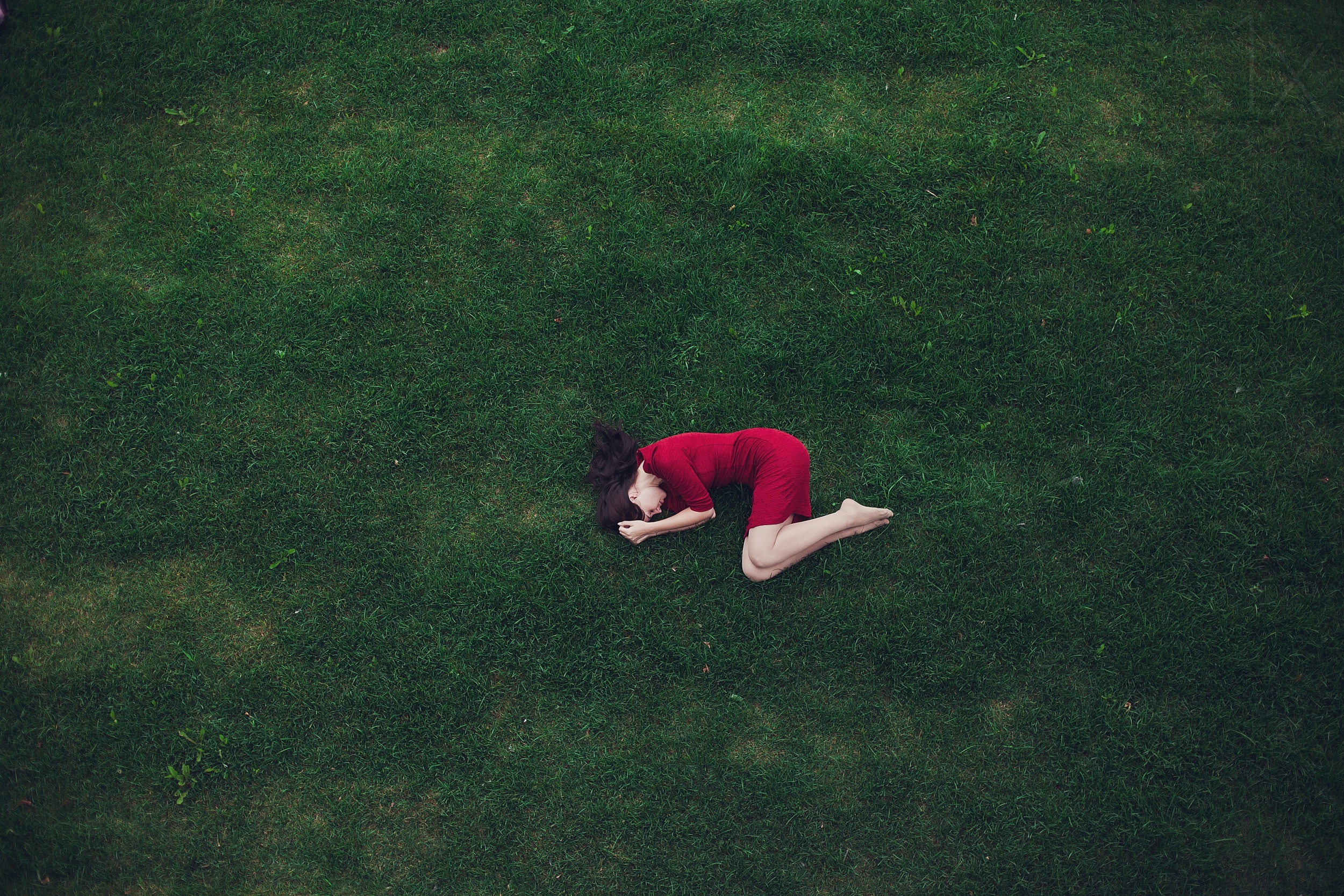 Человек лежит на траве