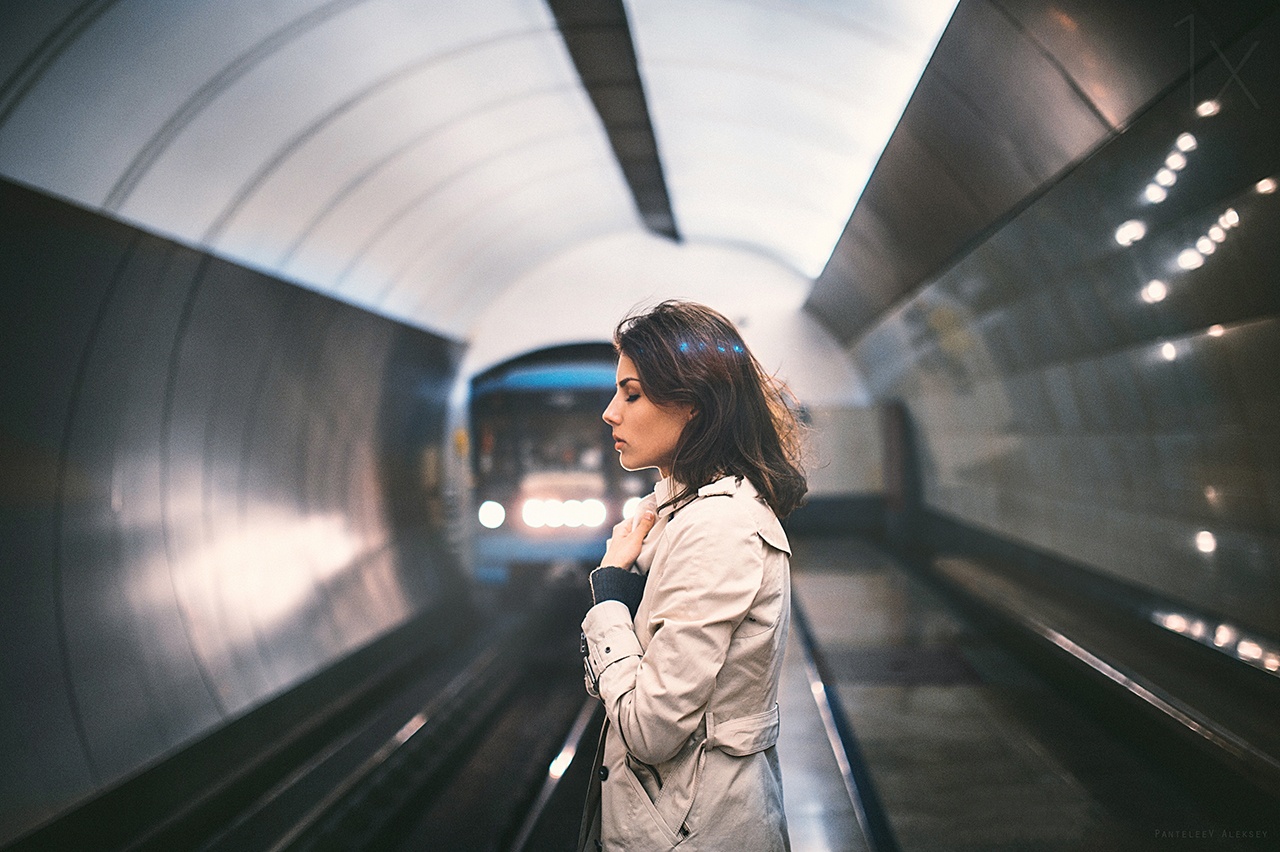 Портрет девушки в метро