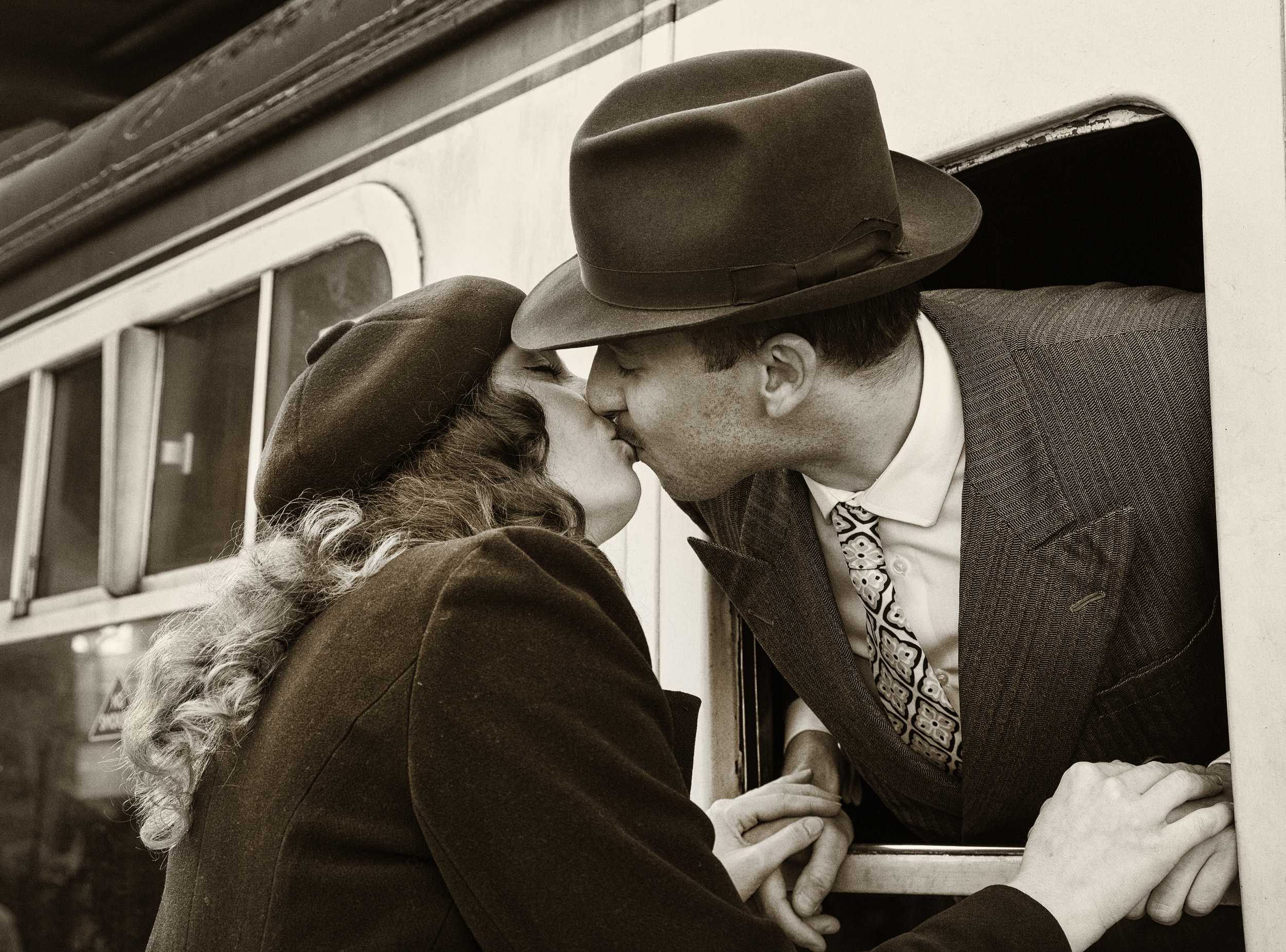 Провожать возлюбленного. Поцелуй на вокзале. Любовь в стиле ретро. Прощание на перроне. Влюбленные прощаются на вокзале.
